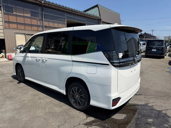 2025 Toyota Voxy IV (R90), белый - вид 4