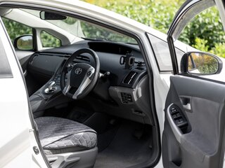 2011 Toyota Prius III Рестайлинг (XW30), белый, 1300000 рублей, вид 5