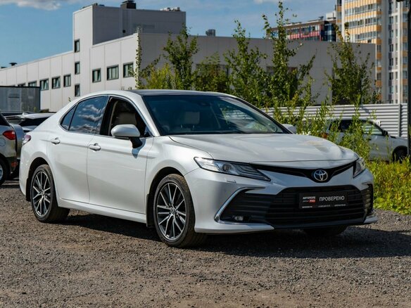 2021 Toyota Camry VIII (XV70) Рестайлинг, белый - вид 2