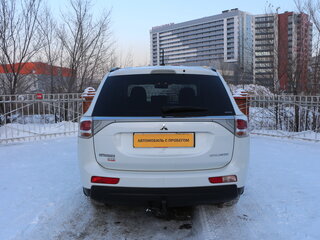 2014 Mitsubishi Outlander III Рестайлинг, белый, 1550000 рублей, вид 5