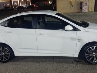 2015 Hyundai Solaris I Рестайлинг, белый, 1300000 рублей, вид 2