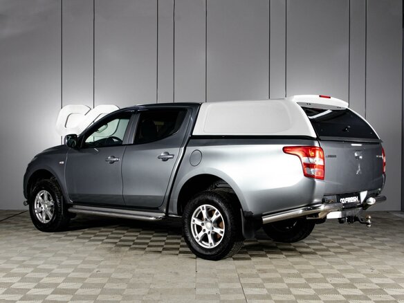 2017 Mitsubishi L200 V, серый, 2000000 рублей - вид 4