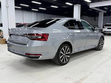 2023 Skoda Superb III Рестайлинг, серый, 2510000 рублей, вид 5