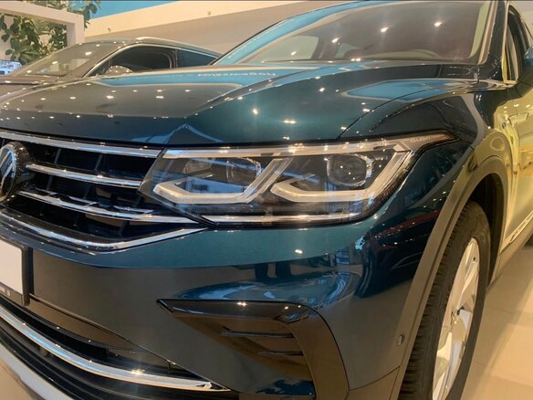 2022 Volkswagen Tiguan II Рестайлинг, синий, 4870000 рублей - вид 8