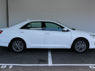 2017 Toyota Camry VII (XV50) Рестайлинг, белый, 1690000 рублей, вид 4