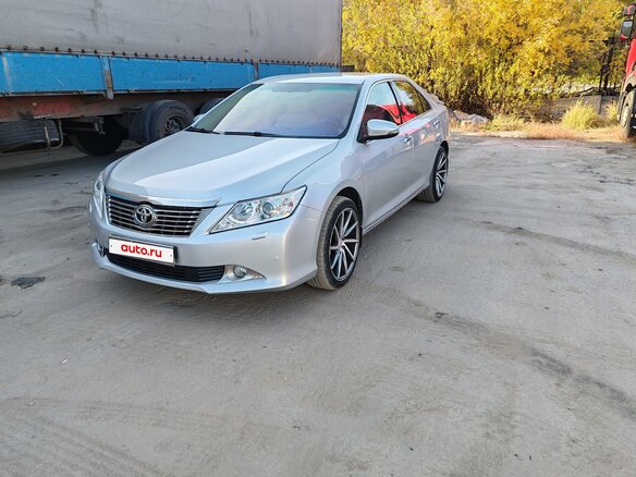 2012 Toyota Camry VII (XV50), серебристый, 1650000 рублей