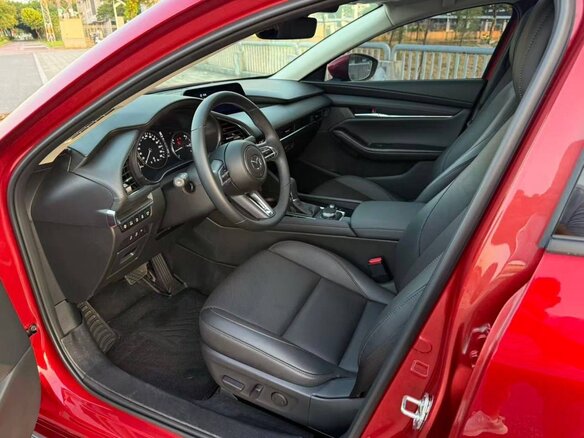 2023 Mazda 3 M Hybrid IV (BP), красный, 2156000 рублей - вид 2