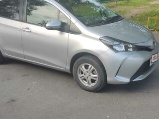 2016 Toyota Vitz III (XP130) Рестайлинг, серебристый, 700000 рублей, вид 2