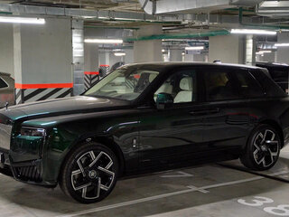 2026 Rolls-Royce Cullinan Black Badge I Рестайлинг (Series II), зелёный, 66000000 рублей, вид 1