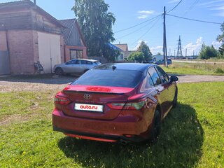 2021 Toyota Camry VIII (XV70) Рестайлинг, красный, 3900000 рублей, вид 4
