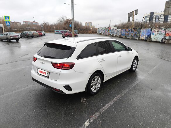 2023 Kia Ceed III Рестайлинг, белый, 2600000 рублей - вид 4