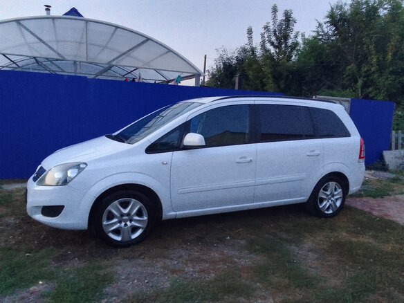 2012 Opel Zafira B Рестайлинг, белый, 1000000 рублей - вид 2