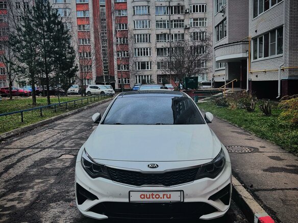 2019 Kia Optima IV Рестайлинг, белый, 2100000 рублей - вид 1