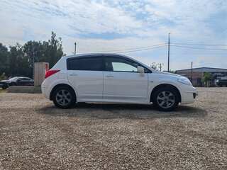2013 Nissan Tiida I Рестайлинг, белый, 870000 рублей, вид 4