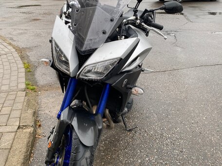 2015 Yamaha MT-09 Tracer (FJ-09), серебристый, 700000 рублей, вид 1