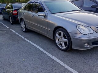 2004 Mercedes-Benz C-Класс 240 II (W203) Рестайлинг, серый, 870000 рублей, вид 2