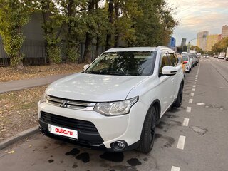 2014 Mitsubishi Outlander III Рестайлинг, белый, 1375000 рублей, вид 2
