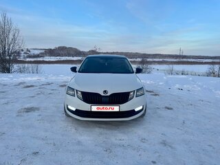2017 Skoda Octavia III (A7) Рестайлинг, белый, 1600000 рублей, вид 1