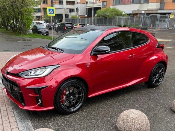 2020 Toyota Yaris IV, белый - вид 1