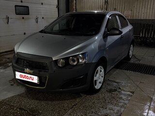 2013 Chevrolet Aveo II, серебристый, 580000 рублей, вид 1