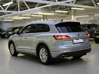2020 Volkswagen Touareg III, серебристый, 4099000 рублей, вид 5