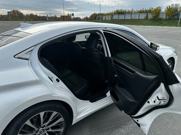 2018 Lexus ES 250 VII, белый, 4250000 рублей - вид 17