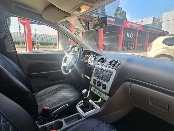 2010 Ford Focus II Рестайлинг, серебристый, 470000 рублей - вид 6