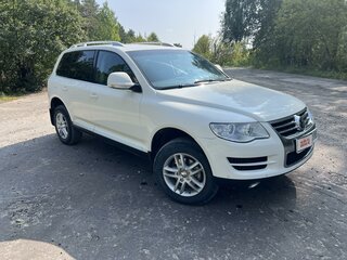 2010 Volkswagen Touareg I Рестайлинг, белый, 1690000 рублей, вид 3