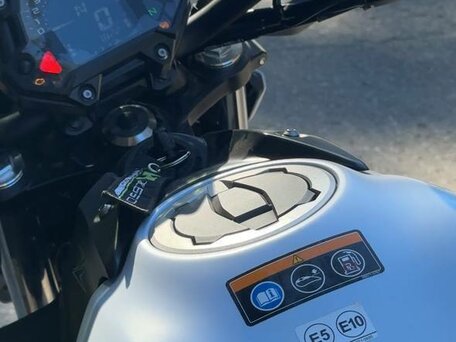 2019 Kawasaki Z 650, белый, 775000 рублей, вид 5
