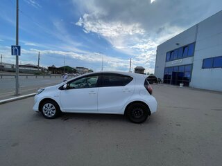 2017 Toyota Aqua I Рестайлинг 2, белый, 1200000 рублей, вид 2