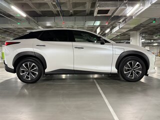 2023 Lexus RZ 450e, белый, 6333000 рублей, вид 5