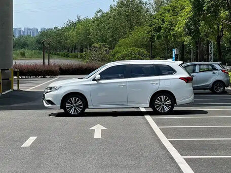 2022 Mitsubishi Outlander III Рестайлинг 3, белый, 2100000 рублей, вид 3