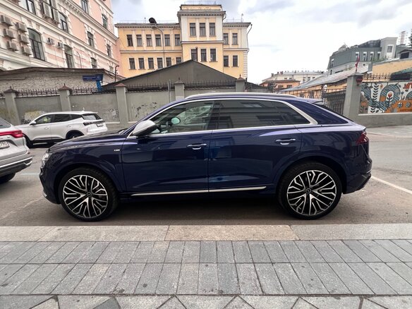 2020 Audi Q8 50 TDI I (4M), синий, 9700000 рублей - вид 13