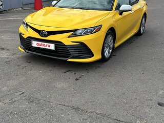 2021 Toyota Camry VIII (XV70) Рестайлинг, жёлтый, 1999000 рублей, вид 1