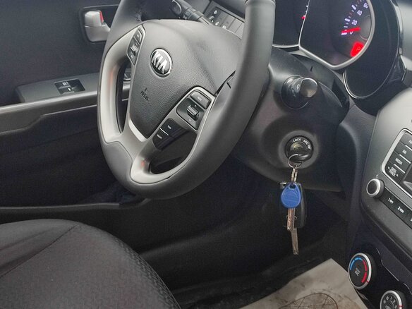 2017 Kia Rio III Рестайлинг, белый, 1100000 рублей - вид 21