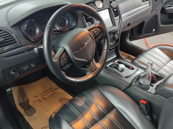 2015 Chrysler 300C II Рестайлинг, чёрный, 2500000 рублей - вид 12