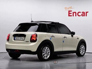 2021 Mini Hatch Cooper III (F55/F56) Рестайлинг, бежевый, 1750000 рублей, вид 2