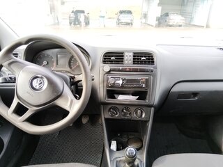 2020 Volkswagen Polo V Рестайлинг, белый, 575000 рублей, вид 4