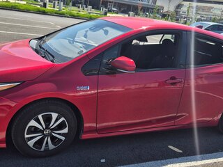 2017 Toyota Prius PHV ZVW52 Prime IV (XW50), красный, 2140000 рублей, вид 4