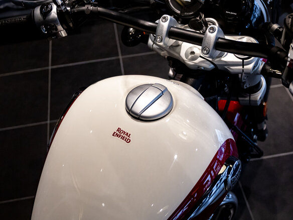 2026 Royal Enfield Super Meteor, пурпурный, 792000 рублей - вид 7