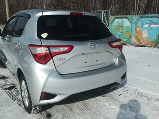 2018 Toyota Vitz III (XP130) Рестайлинг, серебристый, 950000 рублей, вид 2