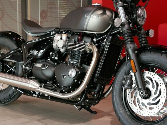 2024 Triumph Bonneville Bobber, серый, 1840000 рублей - вид 5