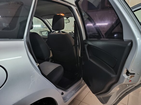 2017 Lada (ВАЗ) Granta I, серебристый, 650000 рублей - вид 24