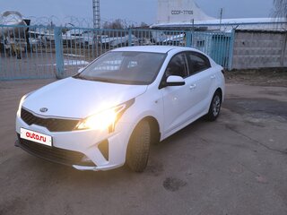 2021 Kia Rio IV Рестайлинг, белый, 1250000 рублей, вид 1