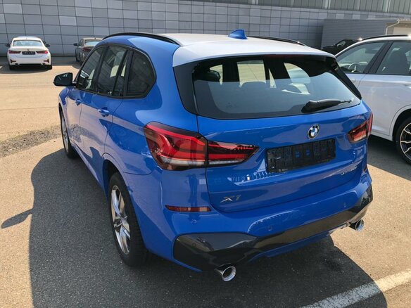 2021 BMW X1 20i xDrive II (F48) Рестайлинг, синий - вид 3