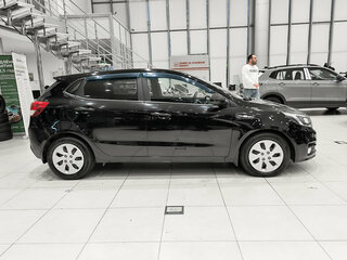 2017 Kia Rio III Рестайлинг, чёрный, 950000 рублей, вид 4