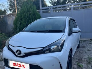 2015 Toyota Vitz III (XP130) Рестайлинг, белый, 730000 рублей, вид 1