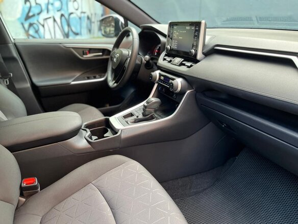 2020 Toyota RAV4 V (XA50), белый - вид 2