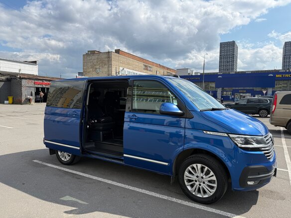 2020 Volkswagen Multivan T6 Рестайлинг, синий, 5500000 рублей - вид 2