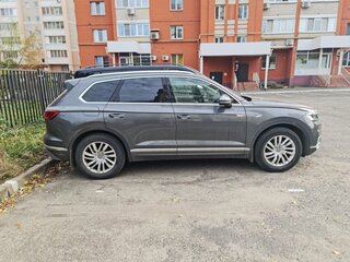 2019 Volkswagen Touareg III, серый, 8600000 рублей, вид 3